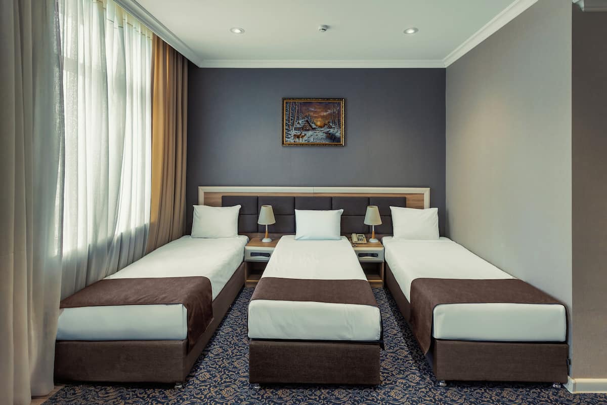 Quarto triplo superior | Cofres nos quartos, Wi-Fi de cortesia
