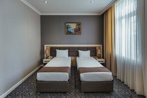 Quarto casal ou duplo standard, vista para a cidade | Cofres nos quartos, Wi-Fi de cortesia