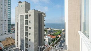 Un edificio alto con vista al mar.