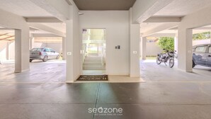 Un parcheggio con una scala centrale che conduce a un piano superiore.