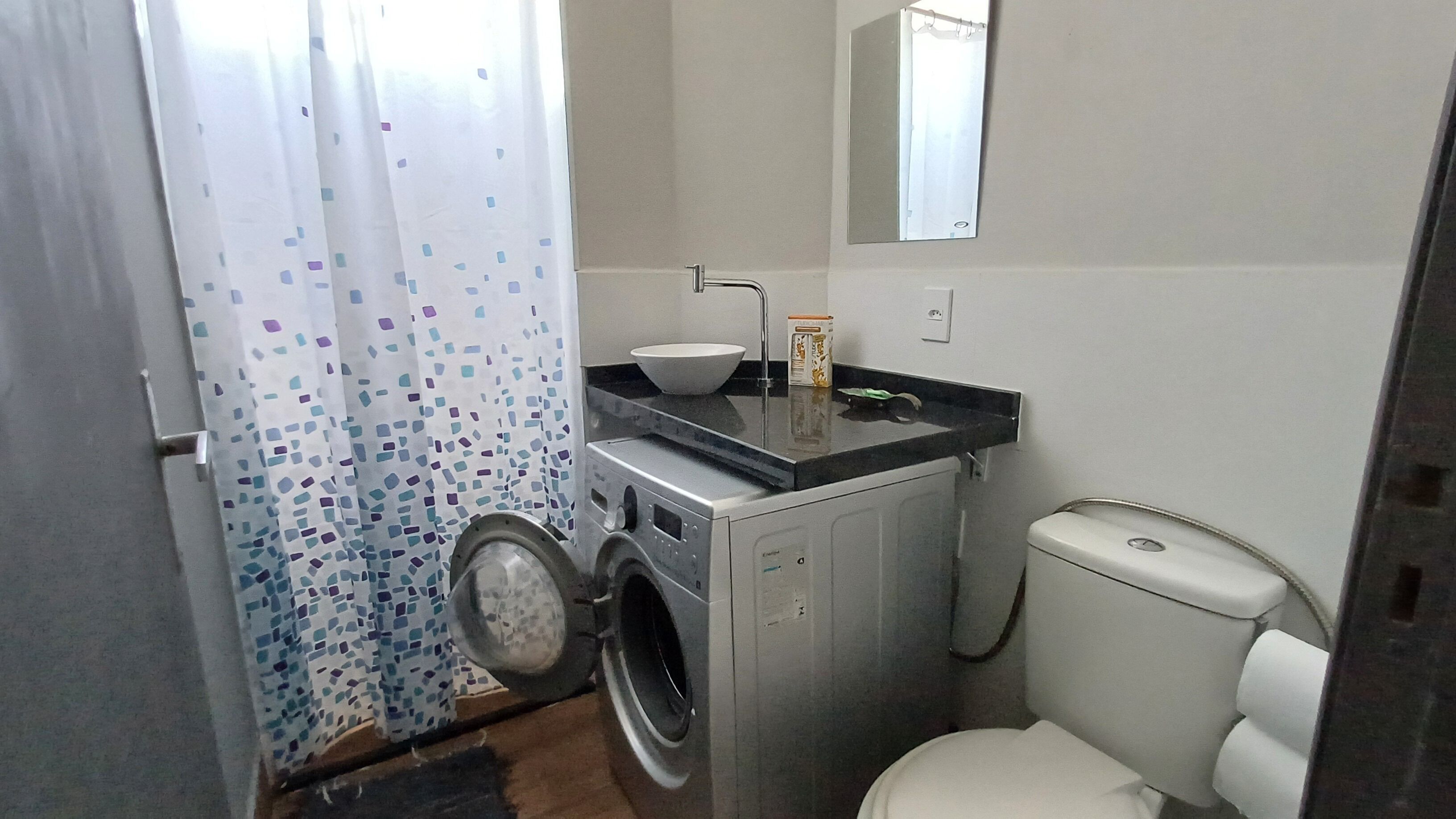 Chuveiro, secador de cabelo, toalhas de banho, sabonete