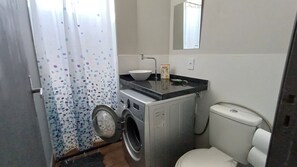 Shower, hair dryer, towels, soap - Studio Cambuí 67 - Community Center (Campinas)