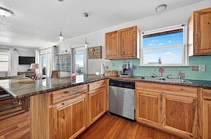 Private kitchen - Jetty Sunrise. Pets Welcome. Pedestrian Beach on SAND New! By Park! Restaurants! (Surfside Beach)