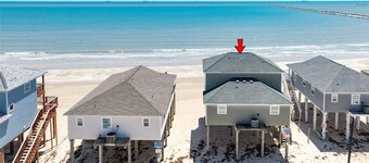 Jetty Sunrise. Pets Welcome. Pedestrian Beach on SAND! New! By Park! Restaurants