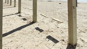 Eine hölzerne Strandkonstruktion mit freiem Blick auf den Ozean.