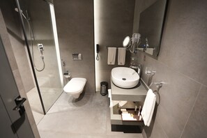 Deluxe Suite, Multiple Beds | Bathroom