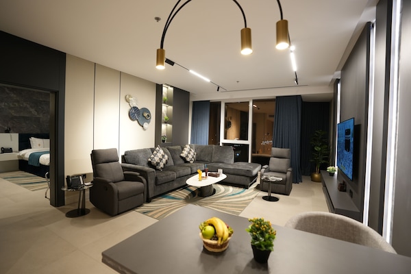 Deluxe Suite, Multiple Beds | Living area