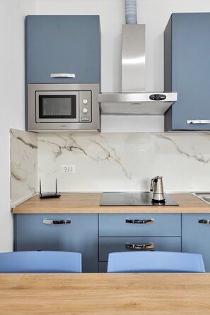 Comfort Apartment | Private kitchen | Mini-fridge, microwave, stovetop, cookware/dishes/utensils
