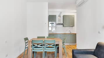 Apartamento superior | Cozinha privada | Frigobar, micro-ondas, cooktop, talheres/pratos/utensílios de cozinha