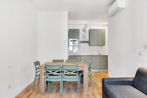 Family Apartment | Private kitchen | Mini-fridge, microwave, stovetop, cookware/dishes/utensils