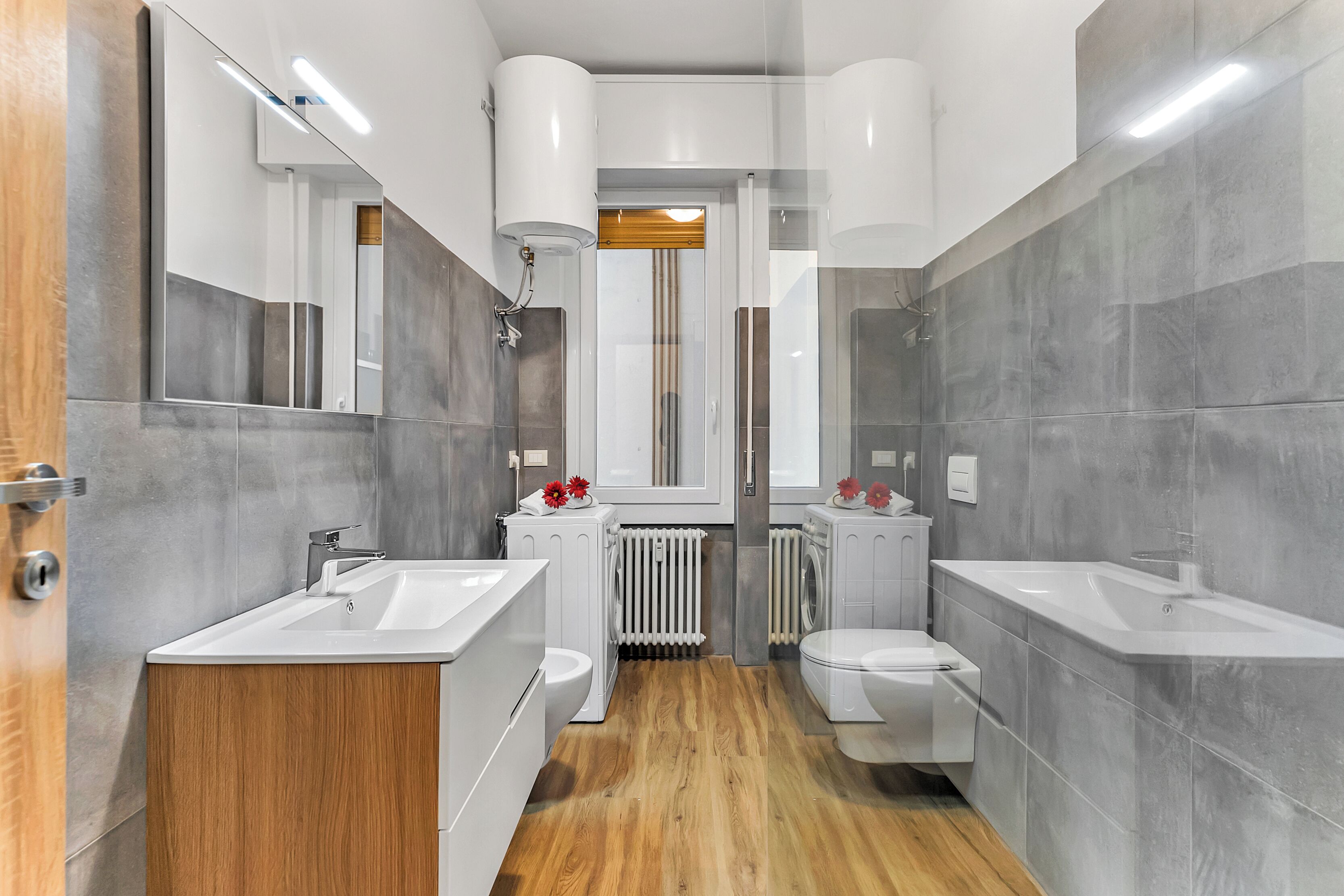Klassiek appartement | Badkamer | Een douche, een haardroger, handdoeken, zeep