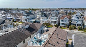 Un quartier résidentiel composé de plusieurs maisons, dont certaines sont dotées de vérandas apparentes et d’un espace piscine.