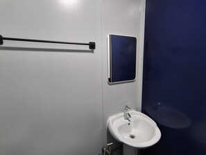 Cabaña, 1 habitación, balcón | Baño