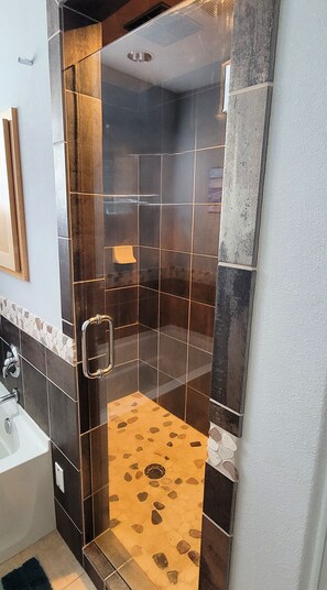 Shower, hair dryer, towels, soap - Tranquil Tides--Unique 3 BR House In Village Walk, Close to Beach, Heated Pools! (Port Aransas)