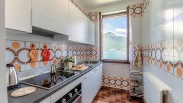 Appartement, uitzicht op meer | Privékeuken | Een koelkast met diepvriezer, een oven, een kookplaat, een vaatwasser