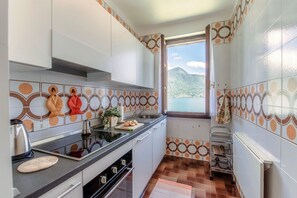 Apartamento, vista para o lago | Roupas de cama premium, edredons de pluma, ferros/tábuas de passar roupa