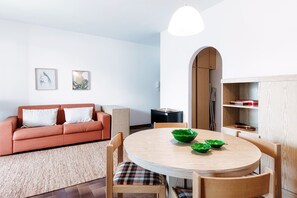 Apartamento, vista para o lago | Roupas de cama premium, edredons de pluma, ferros/tábuas de passar roupa