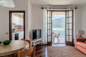 شقة - منظر للبحيرة | أغطية فراش متميزة وألحفة محشوة بالريش ومكواة/لوح كي وأسرّة أطفال/رضّع