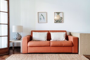 Apartamento, vista para o lago | Sala de estar | TV 30 polegadas com canais digitais