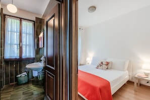 Apartamento, vista para o lago | Roupas de cama premium, edredons de pluma, ferros/tábuas de passar roupa