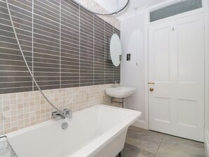Cottage | Bathroom | Shower - Flat 2 Battledown Grange (Cheltenham)