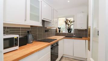 Cottage | Private kitchen | Dishwasher, cookware/dishes/utensils