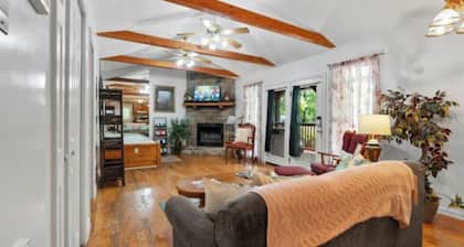 Relaxing 2BD Cabin w/ Hot Tub! Fireplace + Jacuzzi