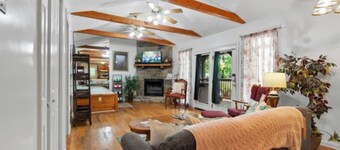Relaxing 2BD Cabin w/ Hot Tub! Fireplace + Jacuzzi