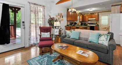 Relaxing 2BD Cabin w/ Hot Tub! Fireplace + Jacuzzi