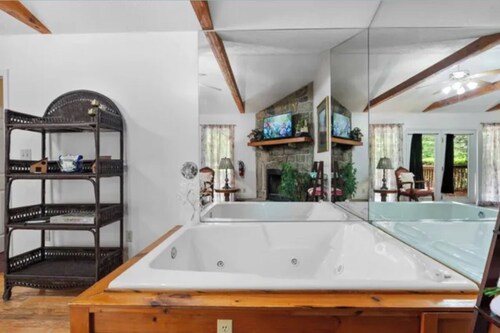 Relaxing 2BD Cabin w/ Hot Tub! Fireplace + Jacuzzi