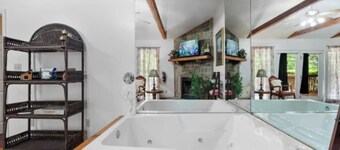 Relaxing 2BD Cabin w/ Hot Tub! Fireplace + Jacuzzi
