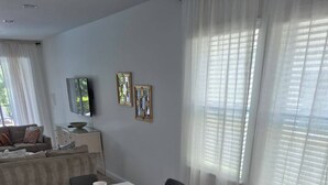 Un'area pranzo con un tavolo lungo apparecchiato per sei persone, circondato da sedie.
