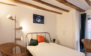5 habitaciones, tabla de planchar con plancha, wifi y ropa de cama 