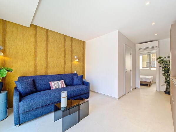 TV - N&J - JULIANA AZUR - Center of Nice (Niza)