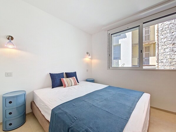 1 غرفة نوم ومكواة/لوح كي وواي فاي مجانًا وملاءات أسرّة