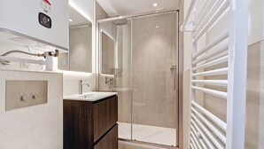 A modern bathroom with a shower, a sink, and a mirror. - N&J - JULIANA EMERAUDE - Central Nice • AC • Walk to beach (Niza)