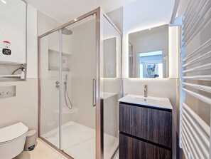 Dusj, hårføner og håndklær