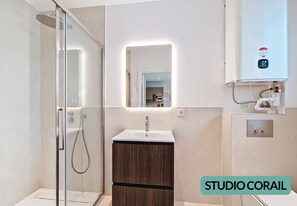 Shower, hair dryer, towels