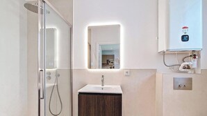 Shower, hair dryer, towels - N&J - JARDIN CORAIL - Garden • AC • Walk to beach (Niza)