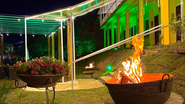 Un patio al aire libre con una chimenea y una zona de estar cubierta.