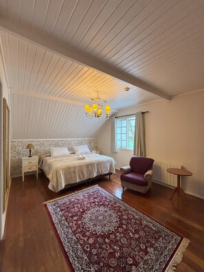 Suíte luxo, para não fumantes, vista para o pátio | Frigobar, Wi-Fi de cortesia