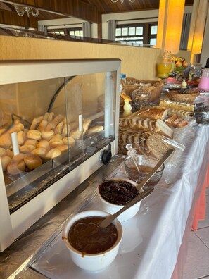 Desayuno continental gratuito y diario