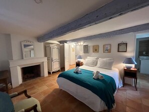 3 habitaciones, tabla de planchar con plancha, wifi y ropa de cama 