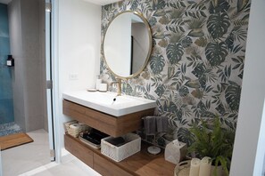 Secador de cabelo, toalhas de banho, sabonete, papel higiênico
