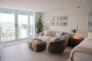 TV - Seaside Cove Studio – Stunning Ocean Views (Fajardo)