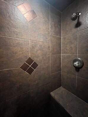Shower, jetted bath, hair dryer, towels