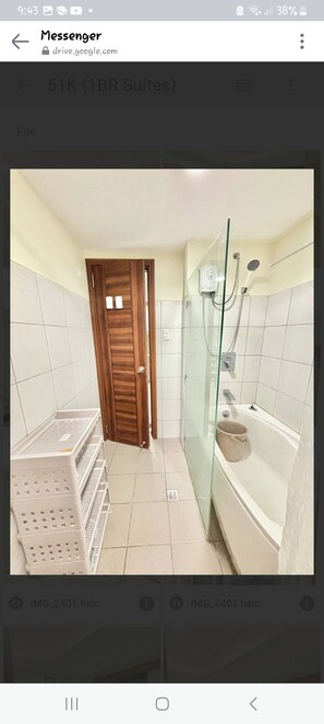 Douche, bidet, serviettes fournies, savon