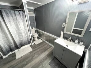 Een douche, handdoeken, zeep, toiletpapier