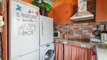 Réfrigérateur, micro-ondes, plaque de cuisson, cafetiÚre/bouilloire