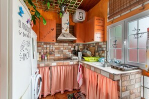 Geladeira, micro-ondas, cooktop, cafeteira/chaleira